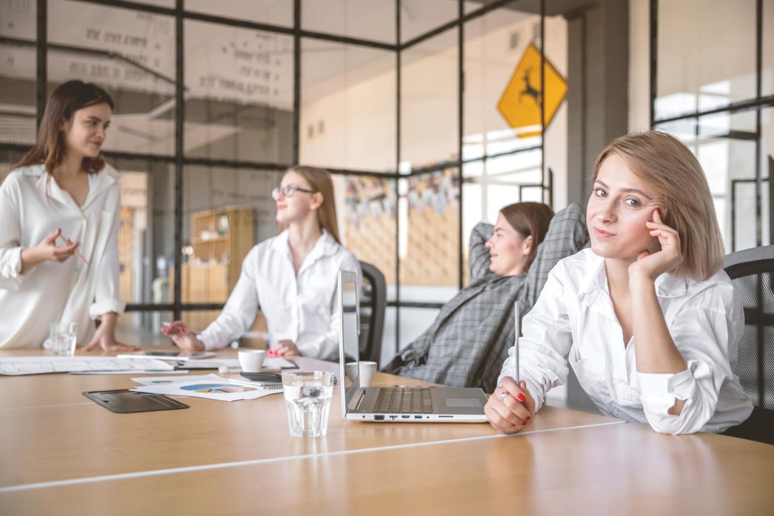 Aula moderna attrezzata per corsi di nail art con postazioni professionali