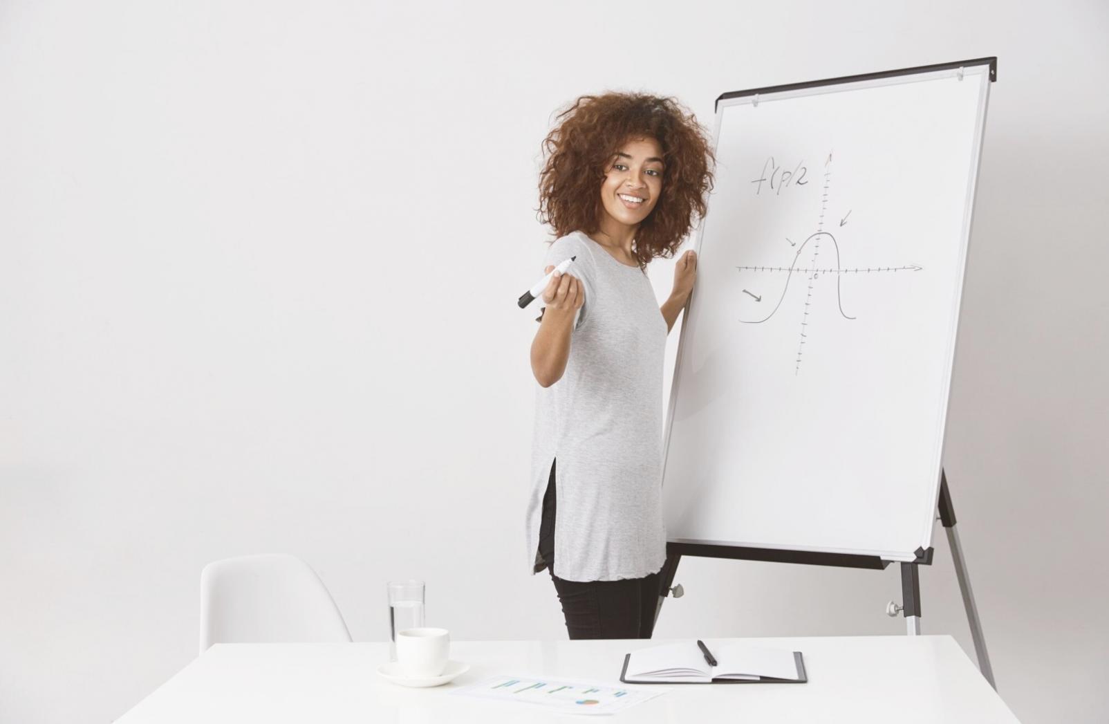 Corso pratico di nail extension con studentessa che lavora su unghie artificiali